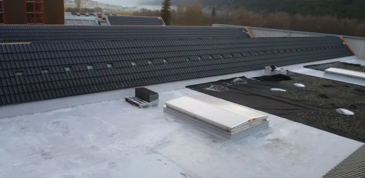 Flachdach mit Solarmodulen